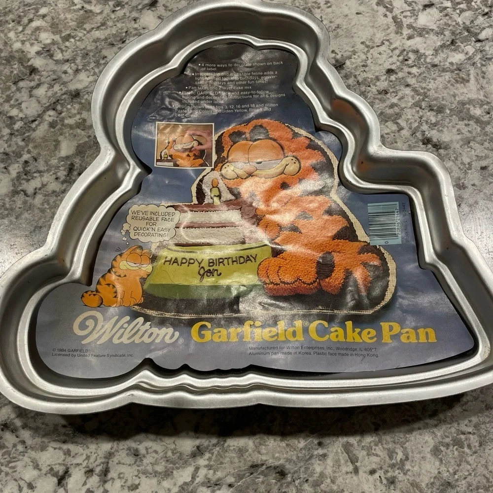Wilton Garfield Character Cake Pan